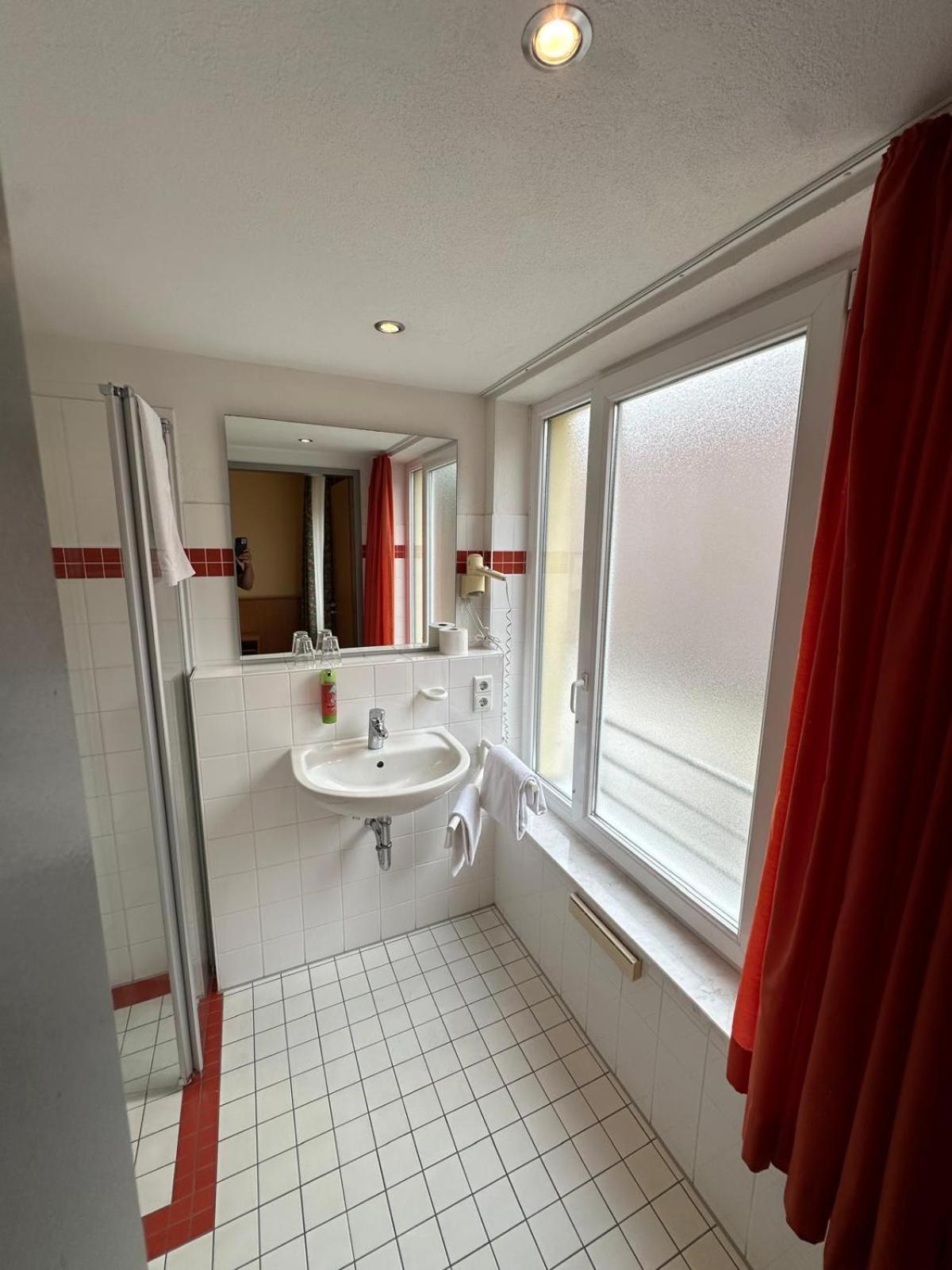 Gasthaus - Hotel Neue Post Meitingen Esterno foto