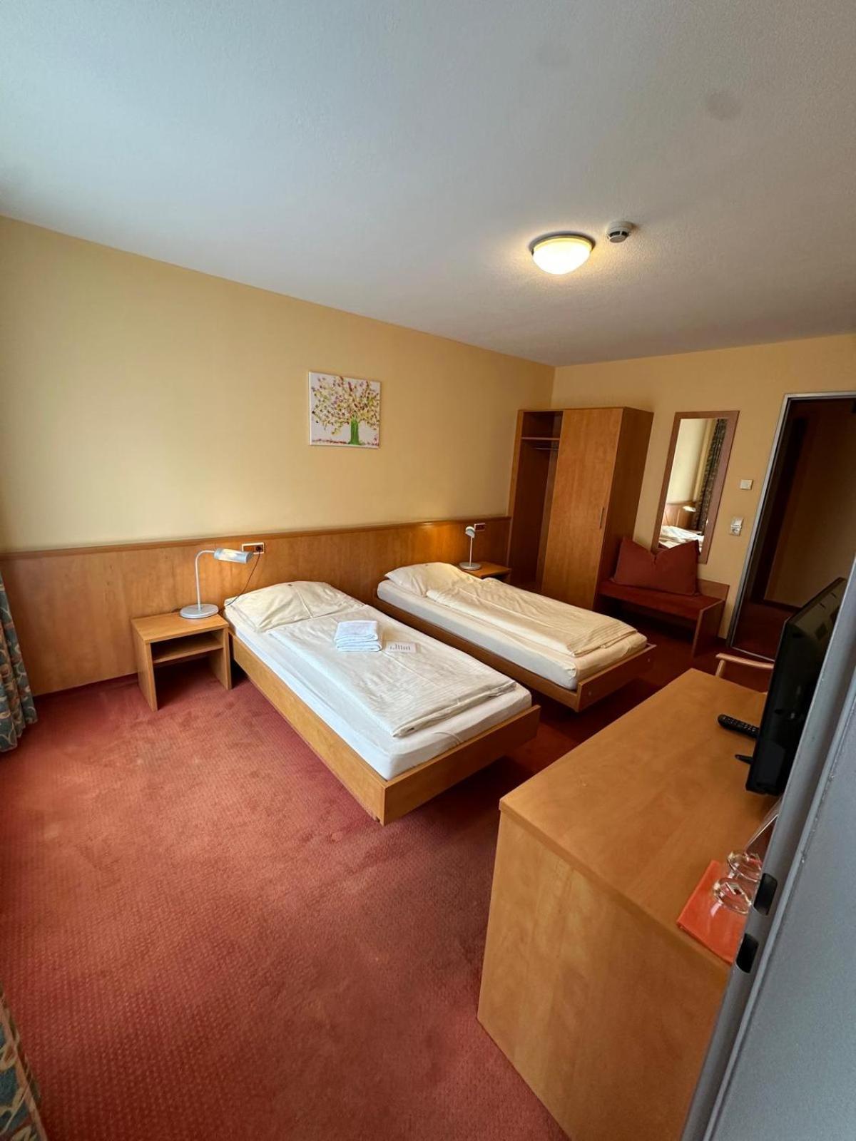 Gasthaus - Hotel Neue Post Meitingen Esterno foto