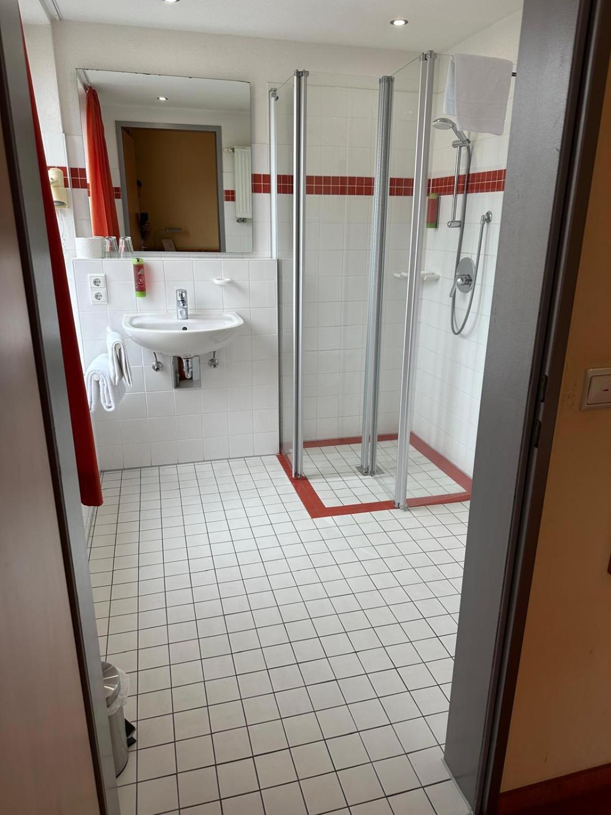 Gasthaus - Hotel Neue Post Meitingen Esterno foto