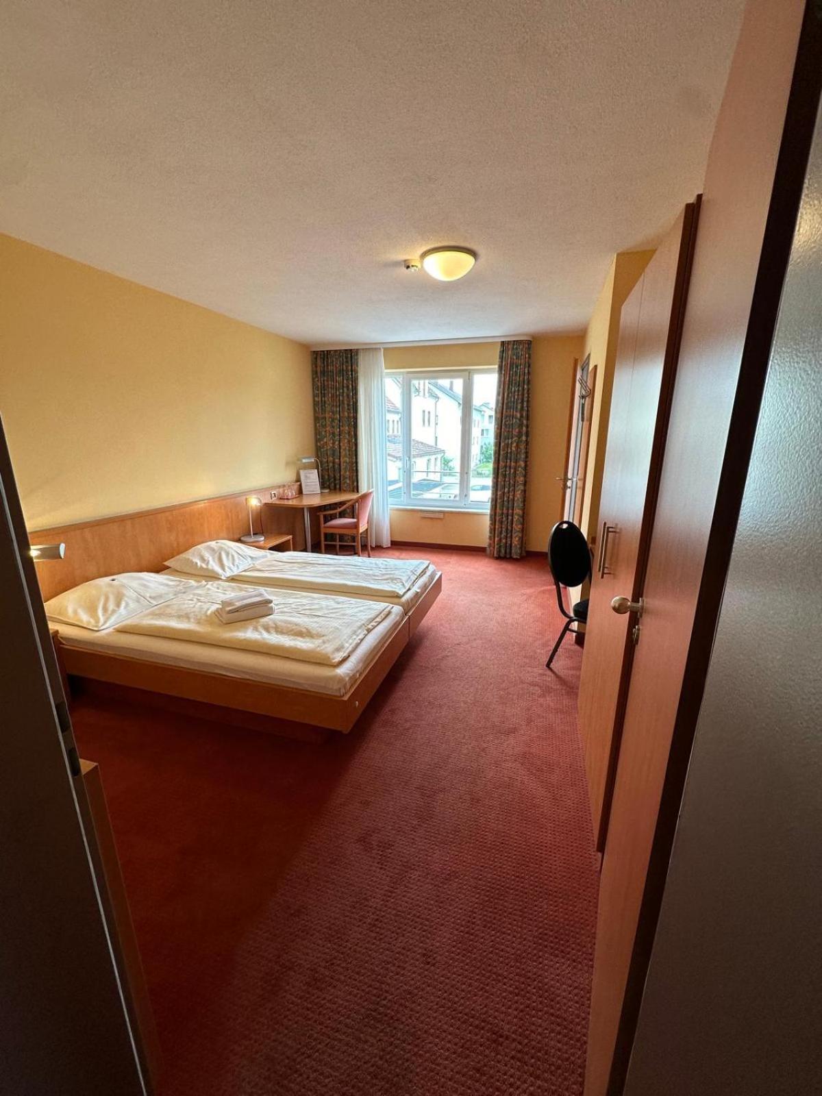 Gasthaus - Hotel Neue Post Meitingen Esterno foto