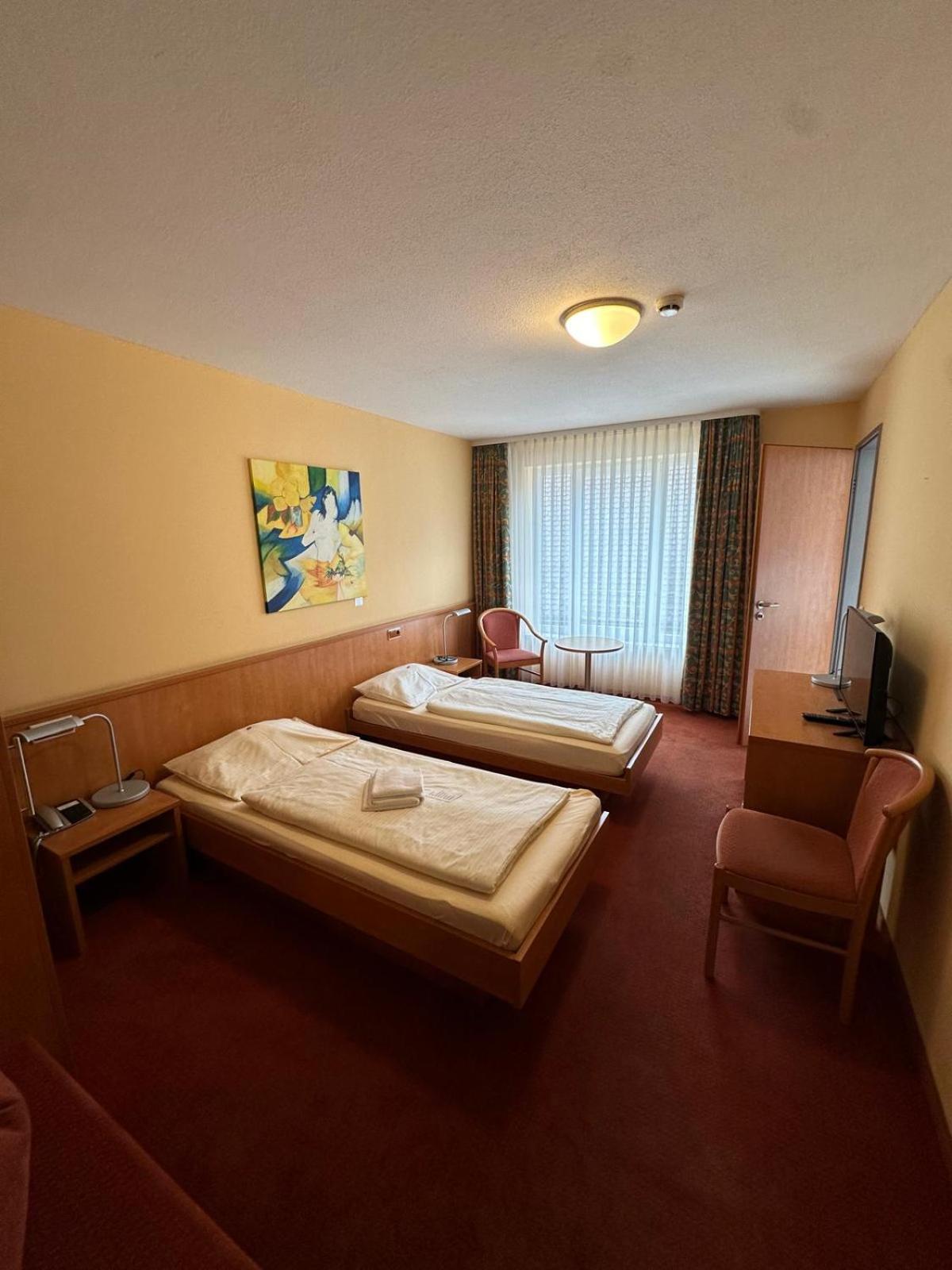 Gasthaus - Hotel Neue Post Meitingen Esterno foto