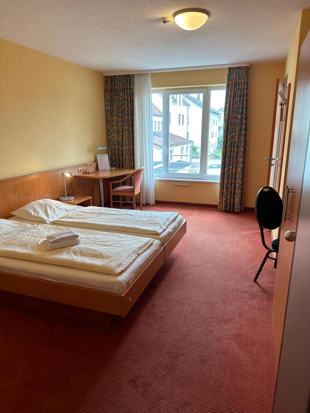 Gasthaus - Hotel Neue Post Meitingen Esterno foto