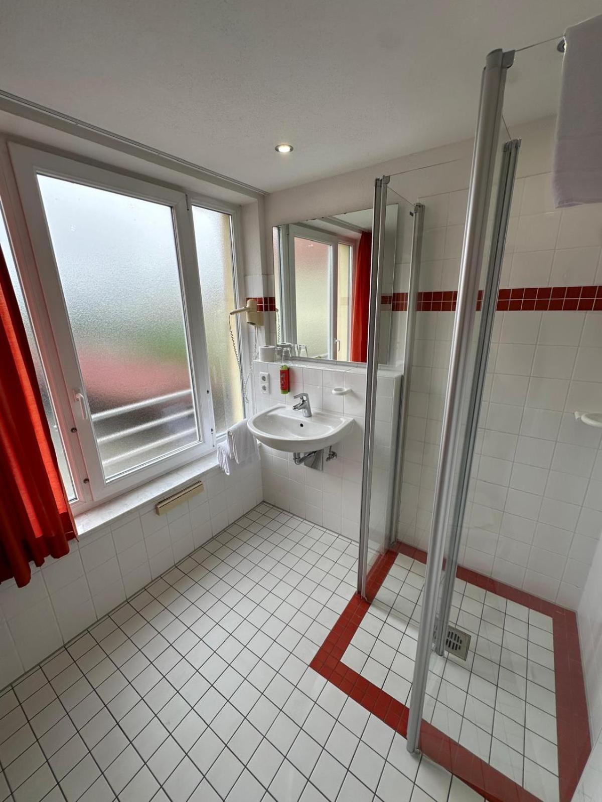 Gasthaus - Hotel Neue Post Meitingen Esterno foto
